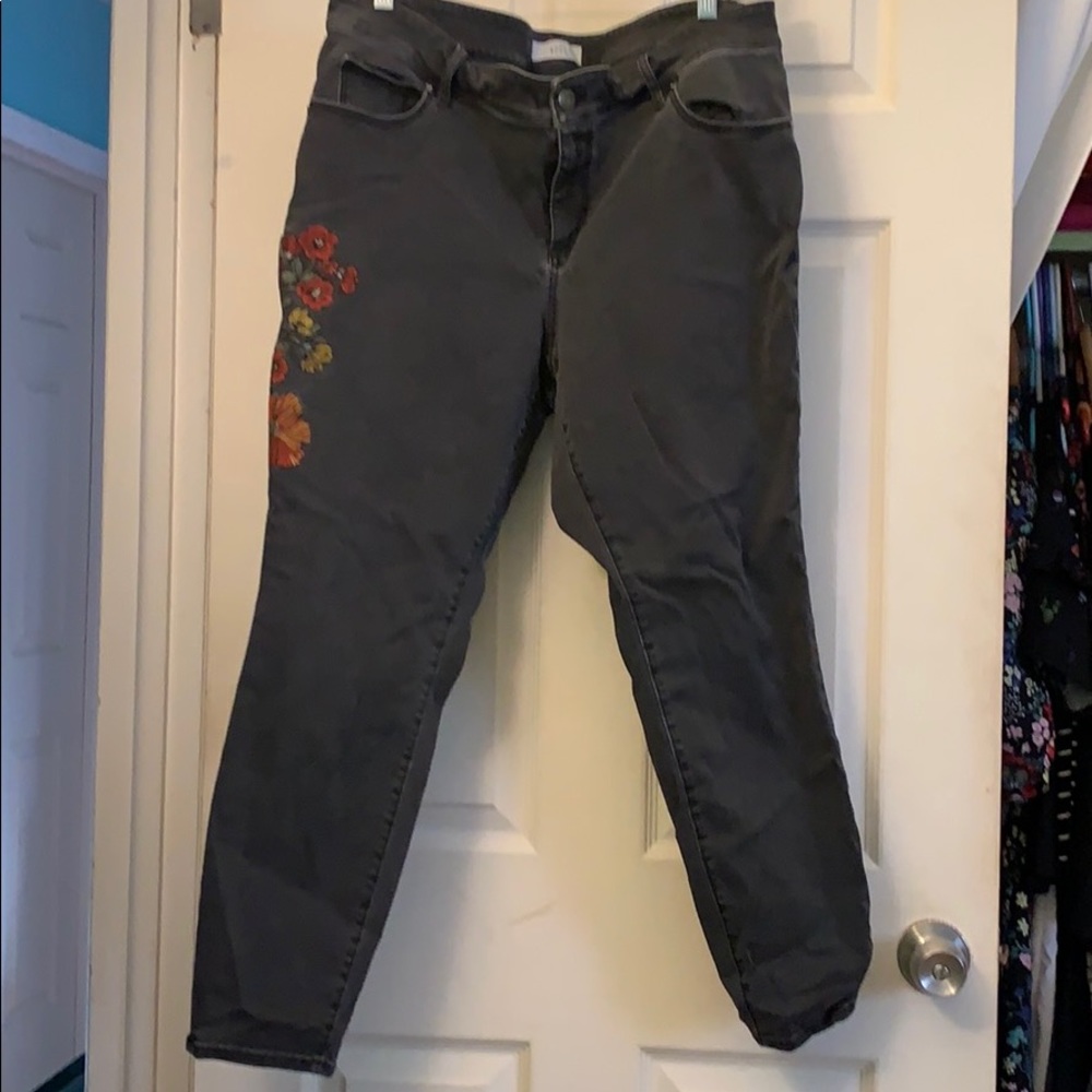 Beautiful floral embroidered LOFT jeans Plus size!